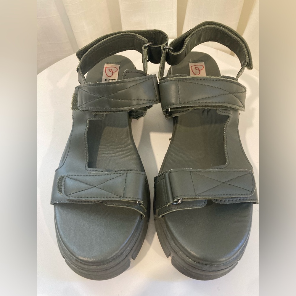 BLONDO WATERPROOF Women's HADLEY Sandal, Color Olive green size US 6